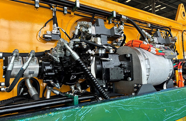 Comprising an Editron PMI375-T1100 motor and D1P 260-cc pump, Danfoss’ eHydraulic system delivers peak performance and maximizes hydraulic system efficiency, extending runtime on a single charge for Sany's crawler crane.